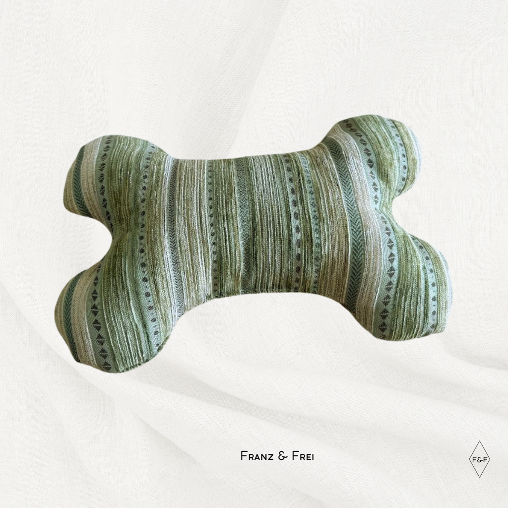 KNOCHENKISSEN I GRÜNER POLSTERSTOFF I PERSONALISIERBAR