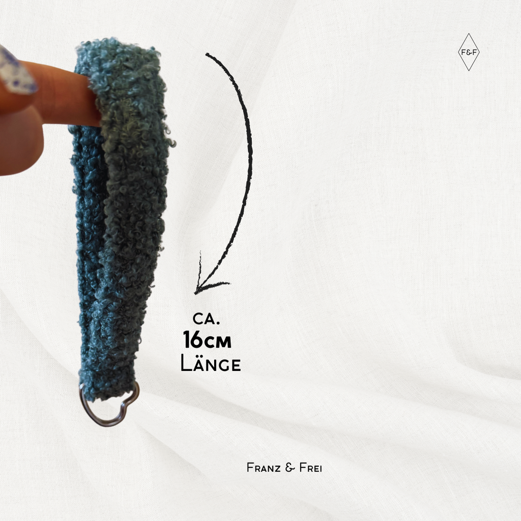 Handgemachtes Schluesselband aus flauschigem türkisem Stoff mit Schluesselring in Herzform mit einer Länge von 16 Centimeter von Franz&Frei 