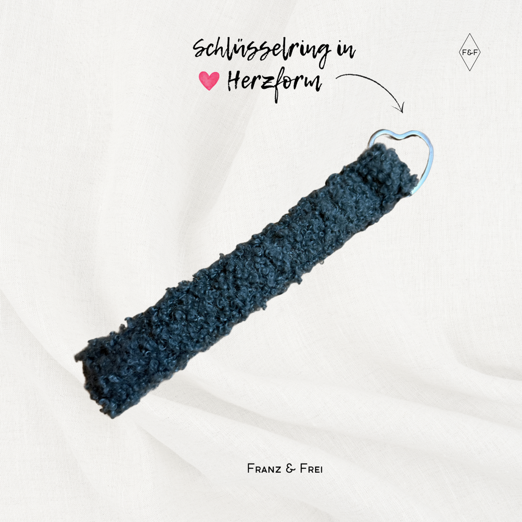 Handgemachtes Schluesselband aus flauschigem türkisem Stoff mit Schluesselring in Herzform von Franz&Frei